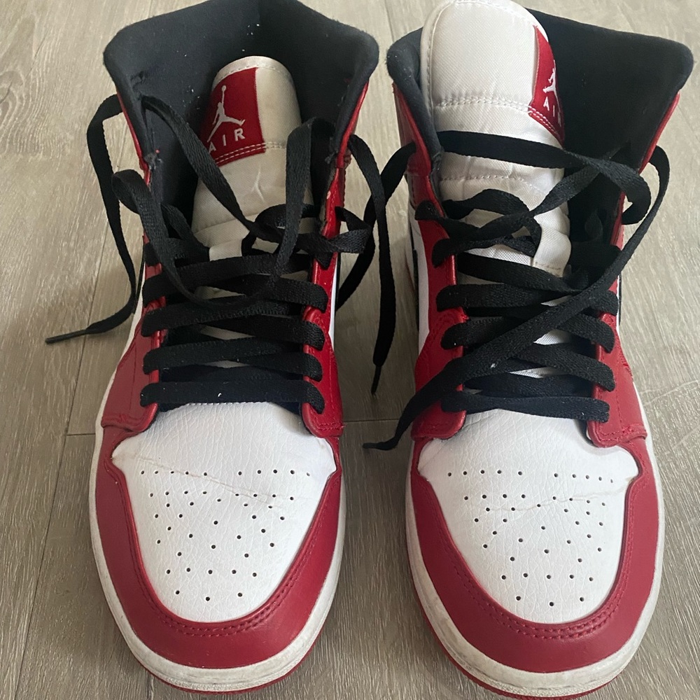 Nike Air Jordan 1 Mid Chicago Sneakers Size 9